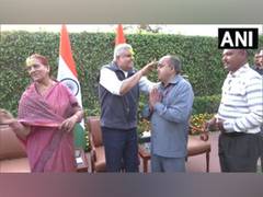 
      
      Holi: Vice President Jagdeep Dhankhar greets people
      
      