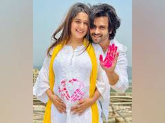 
      
      Dipika Kakar makes a cute heart with Holi colours on baby bump
      
      