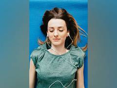 
      
      Mobile gadgets divert teens' attention from bad thoughts 
      
      