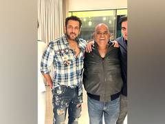 
      
      Salman Khan mourns demise of Satish Kaushik
      
      