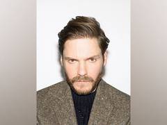 
      
      Daniel Bruhl to play fashion icon Karl Lagerfeld in series
      
      
