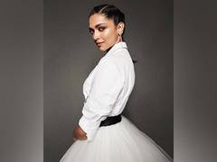 
      
      Deepika Padukone flies to US for Oscars
      
      