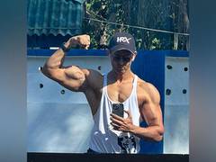 
      
      Hrithik Roshan flaunts his drool-worthy body
      
      