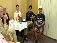 
      
      Indian Consul General to Republic of Korea meets marathoner
      
      