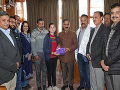 
      
      Himachal CM honours Aastha Sharma, winner of Declamation contest
      
      