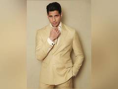 
      
      Sidharth Malhotra shares picture with 