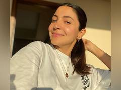 
      
      Anushka Sharma gorges on croissant, check out pics
      
      