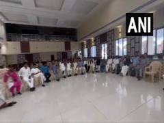 
      
      Delhi: Detained Congress MPs raise slogans in support of Rahul
      
      