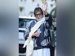 
      
      Amitabh Bachchan wears homemade sling as he meets fans
      
      