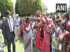 
      
      President Murmu hosts special guests at Amrit Udyan
      
      