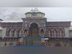 
      
      Uttarakhand: Heavy snowfall continues in Kedarnath, Badrinath
      
      