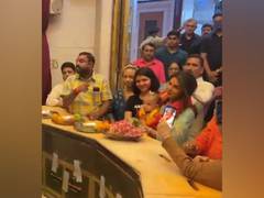 
      
       Priyanka Chopra with daughter seek blessing at Siddhivinayak 
      
      