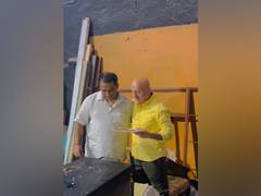 
      
      Anupam relishes dosa cooked by Anurag Basu on 'Metro In Dino' set
      
      