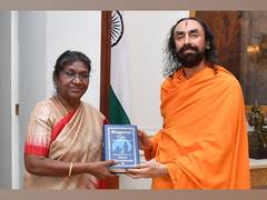 
      
      Swami Mukundananda meets President Droupadi Murmu
      
      