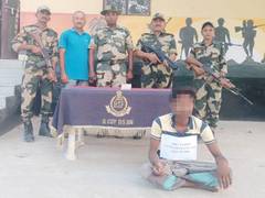 
      
      BSF nabs smuggler on Indo-Bangla border in Murshidabad
      
      