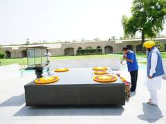 
      
      Kejriwal visits Rajghat ahead of his appearance before CBI
      
      