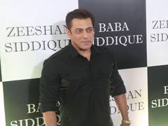 
      
      Salman Khan slays in pathani suit at Baba Siddique's Iftaar party
      
      