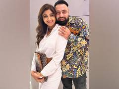 
      
      Shilpa Shetty poses with Badshah at Apple store launch event 
      
      