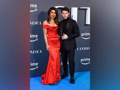 
      
      Priyanka poses with Nick at 'Citadel' global premiere in London
      
      
