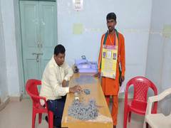 
      
      K'taka: Candidate collects money from public to file nomination
      
      