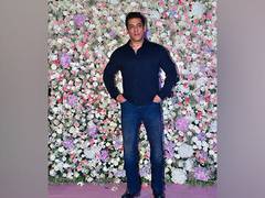 
      
      Salman Khan attends Arpita Khan-Aayush Sharma's Eid bash
      
      