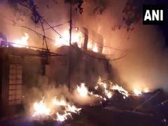
      
      Delhi: 4 shops gutted in fire in Babu market, no casualty
      
      