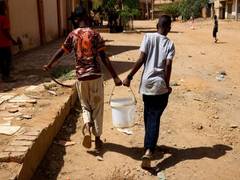 
    Sudan crisis: Warring factions agree to 72-hour ceasefire
    