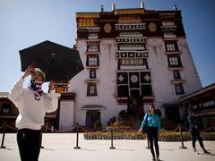 
      
      High-level Tibetan delegation visits London
      
      