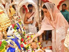
      
      Kriti Sanon seeks blessings at Ram Mandir 
      
      