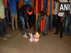 
      
      Bajrang Dal stages protest against Congress manifesto
      
      