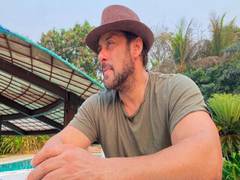 
      
      Salman Khan flaunts his tonned physique
      
      