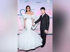 
      
      Priyanka, Nick arrive in style at 'Love Again' premiere
      
      