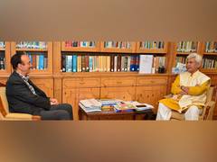 
      
       Ghulam Nabi Azad meets LG Manoj Sinha at Raj Bhawan
      
      