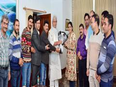 
      
      J-K: All Minority Employees Association Kashmir calls on Lt Guv
      
      