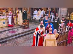
      
      British Sikh Lord Indarjit Singh presents Glove to King Charles
      
      