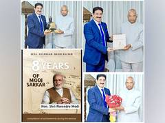 
      
      Sandeep Marwah Presented Book- 8 Years of Modi Sarkar
      
      