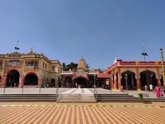 
      
      Karnataka: Ahead of polls, netas make beeline for Lingayat Maths
      
      