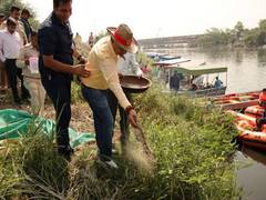 
      
      Delhi LG Saxena plants 300 saplings on 3 Yamuna Islands
      
      