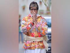 
      
      Amitabh Bachchan surprises fans at Jalsa 
      
      