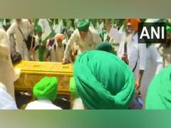 
      
      Farmers break through Delhi Police barricades at Jantar Mantar
      
      