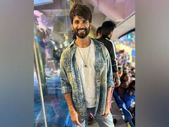 
      
      Shahid Kapoor brings shades of blue to Wankhede 
      
      