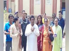 
      
      Mauritius President visits Dakshineshwar temple in Kolkata
      
      