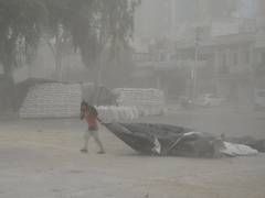 
      
      Blanket of dust storm covers Delhi-NCR; visibility affected
      
      