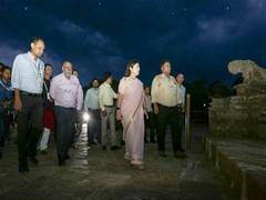 
      
      Meenakashi Lekhi visits Odisha's Konark Sun Temple
      
      