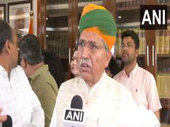 
      
      Arjun Ram Meghwal takes charge of Law Ministry
      
      