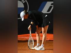 
      
      Swiatek provides update after suffering injury in Italian Open QF
      
      