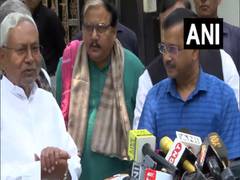 
      
      Nitish extends support to Kejriwal against Centre's ordinance
      
      