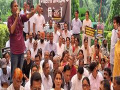 
      
      Congress' Harish Rawat, opp parties stage protest in Dehradun
      
      