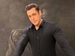 
      
      Salman Khan hugs little fan at airport 
      
      