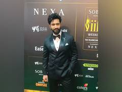 
      
      IIFA 2023: Host Vicky Kaushal all suited booted 
      
      
